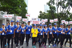 上千運動員與教練在阮惠步行街出發。（圖源：磊磊）