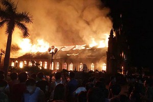 圖為逾百年歷史的中勞教堂火警現場。（圖源：互聯網）