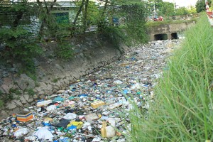 圖為平新郡“五‧一九”涌，積滿垃圾，臭氣熏天。（圖源：碧玉）