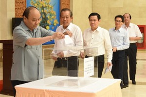 阮春福總理(左)及各副總理、部長向災民捐款。