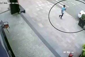 圖中畫圈的是偷车賊嫌疑人。（圖源：現場監控視頻截圖）