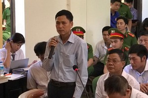 被告人阮文德在法庭上回答審判員的質問。（圖源：互聯網）