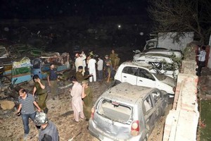 當地警方在爆炸現場進行調查取證。（圖源：互聯網）