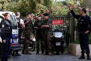 軍警封鎖事發現場進行調查。（圖源：路透社）