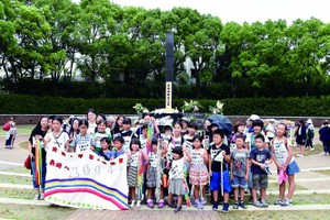 八月九日，人們在日本長崎原子彈爆炸遺址合影。(圖源：互聯網)