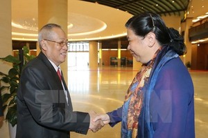 國會常務副主席從氏放(右)在國會大廈前廳迎接柬埔寨王國參議院第一副主席奈北納。（圖源：越通社）