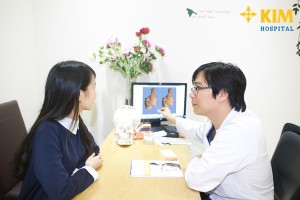 美容院醫生為客戶提供諮詢。