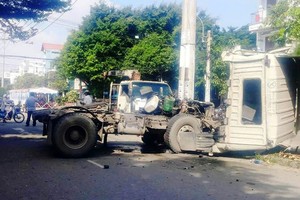 集裝箱車猛撞電線杆致司機死亡。（圖源：互聯網）