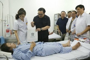 河內市委書記黃忠海探望在清閒醫院治療的登革熱病人。（圖源：曰成）