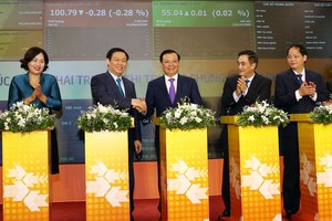 政府副總理王廷惠（左二）出席開市儀式。