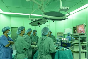 這種先進技術首次在越南實施，能明顯減少病情復發幾率，為病者帶來切實利益。(圖源：市醫藥大學醫院)