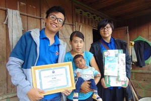 阮黃明孝（左）在一次參加慈善活動。