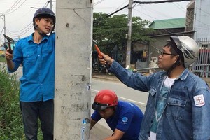 守德郡三富坊幹部和青年正在清理 乾淨貼在電線杆、牆壁上的廣告、傳單。