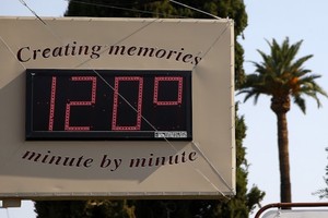 2016年氣候異常，是有紀錄以來溫度最高的一年。圖為鳳凰城6月20日顯示氣溫高達華氏120度（約攝氏48.9度）。（示意圖源：互聯網）