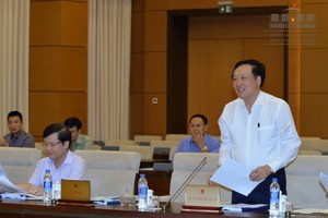 最高人民法院院長阮和平在會議上闡述有關成立清化省岑山市人民法院呈文。（圖源：越南國會）