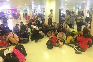 乘客因飛機延遲起飛而要在機場苦候。