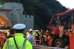 救援人員在事故現場展開救援。（圖源：互聯網）