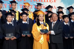 該校主席阮曰朗向畢業生頒發證書。