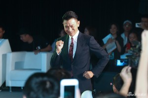 劉德華傷後首度公開亮相現場活蹦亂跳對媒體粉絲提問一一回答。（圖源：Sina）