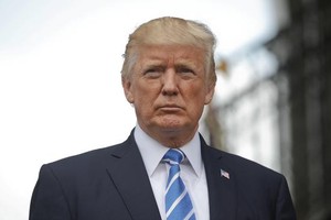 在美國新澤西州一處高爾夫球俱樂部，美國總統特朗普準備回答記者提問。（圖源：互聯網）