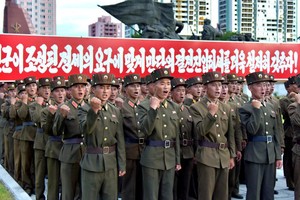 朝鮮軍人 8月10日舉行集會支持政府。（圖源：互聯網）