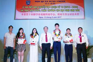 ５位模範生獲表彰。