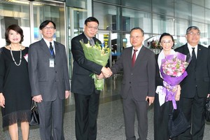 國會對外委員會副主席阮猛進（右三）在機場迎接代表團。