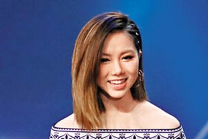 G.E.M拿了4個獎，笑得非常燦爛。（圖源：互聯網）