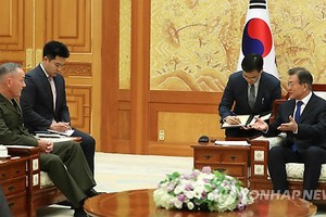 韓總統文在寅（右）接見美國參謀長聯席會議主席鄧福德。（圖源：韓聯社）