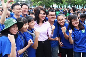 市人委會副主席阮氏秋參加暑期行動為志願青年打氣。