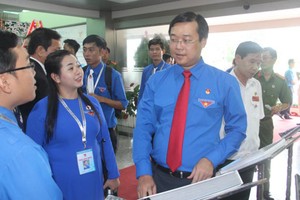 共青團中央第一書記黎國鋒與同奈省各代表在大會場外交流意見。（圖源：互聯網）