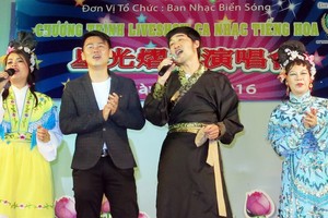 畢寶藤（右二）將與各華人歌手同台演出。