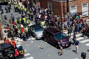 美國弗吉尼亞州大學城夏洛茨維爾12日發生的極右翼“白人至上”騷亂震動全美，引發美國朝野普遍譴責。(圖源：AFP)