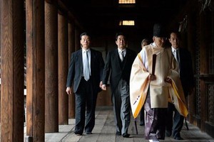 日本首相安倍晉三以自民黨總裁的名義，向供奉有二戰甲級戰犯的靖國神社獻上被稱為“玉串料”的祭祀費。（圖源：互聯網）