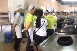 市勞動與榮軍社會廳所屬酒樓業務學校的廚藝班在實習廚藝技能。（圖源：互聯網）