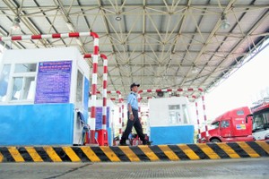 該區域僅剩下數名保安員指引車輛駛過收費站。（圖源：互聯網”）