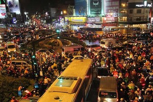 新平郡賈父陵環島經常塞車。