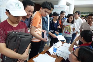 獲錄取的考生在師範大學申報入學。(圖源：互聯網)