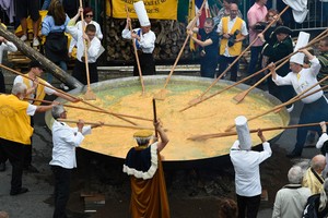 比利時在當地時間15日舉辦巨型炒蛋節。（圖源：互聯網）