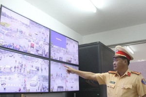 交警通過攝像系統跟進交通情況。（圖源：段強）