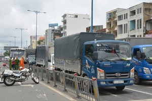 該起交通事故現場，6輛車卡在一起，頭部和尾部損壞。（圖源：互聯網）