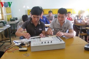 本市許多授藝學校招生難。（示意圖源：VOV）