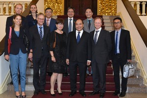 政府總理阮春福(前排右三）與各大使合影留念。（圖源：VOV）