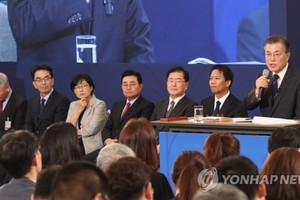 文在寅總統在青瓦台舉行就任百日記者會。（圖源：韓聯社）