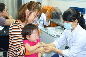 家長帶孩子到巴斯德院接種預防狂犬病疫苗。