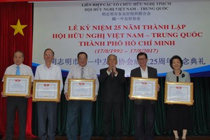 市越-中友協分別向積極推動越-中友好交流工作做出貢獻的集體和個人頒發獎狀。