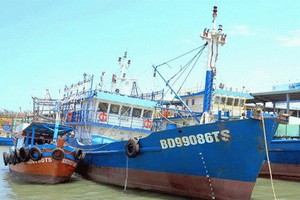 編號 BĐ 99086的鐵殼船因損壞而須靠岸。（圖源：裕俊）