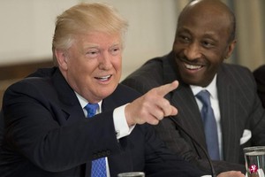 默克製藥總裁弗拉澤（右）是弗州衝突後首個退出製造業委員會的總裁，以抗議特朗普（左）在衝突後的表態。 （圖源：法新社）