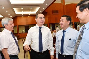 市委書記阮善仁與各代表交談。（圖源：互聯網）