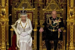 英國女王伊莉莎白二世和其丈夫菲力浦親王。（圖源：互聯網）